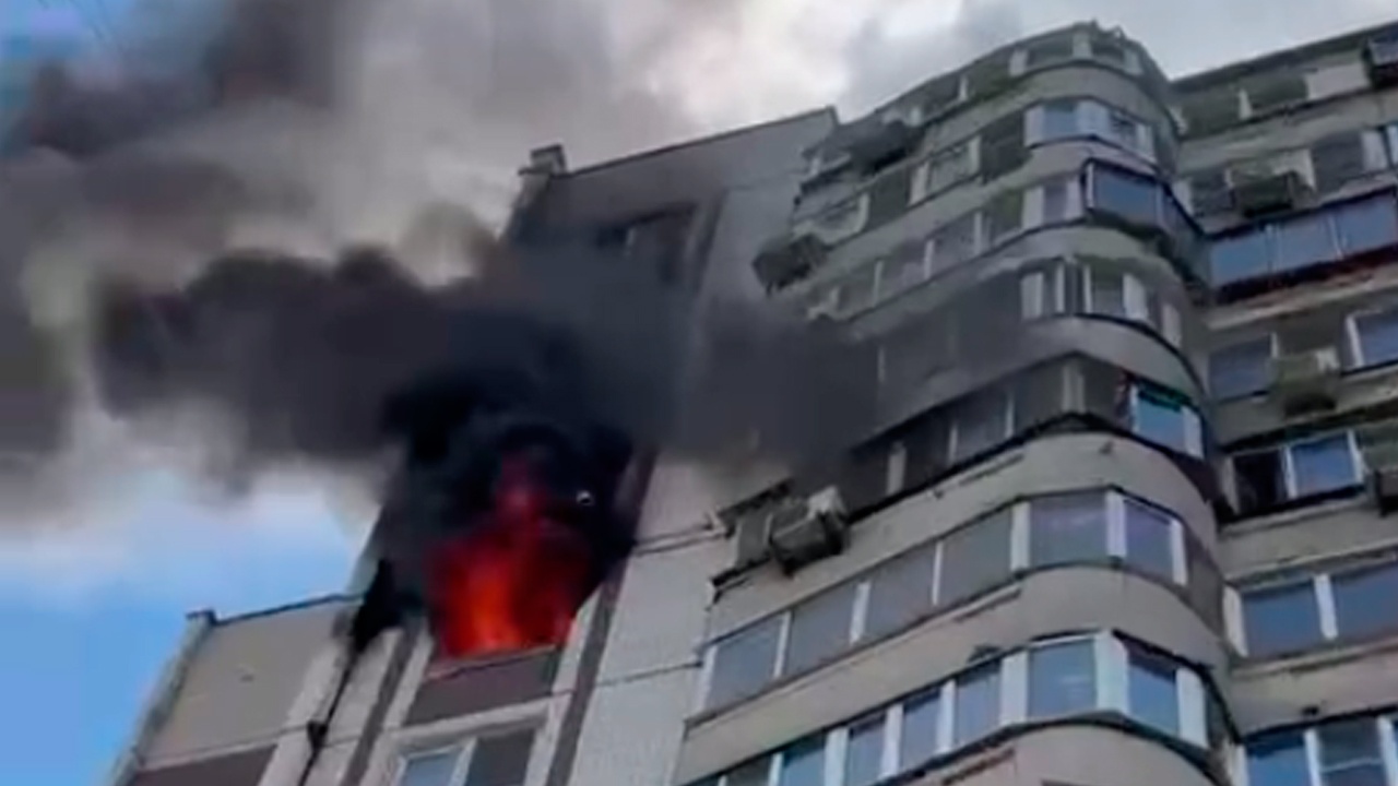 Потушен ли пожар в дюрсо. Пожар в Москве сейчас на Юго-западе Москвы. Пожар в Москве вчера на Юго-западе. Пожар в Москве 2022. Москва Сити пожар 2022.