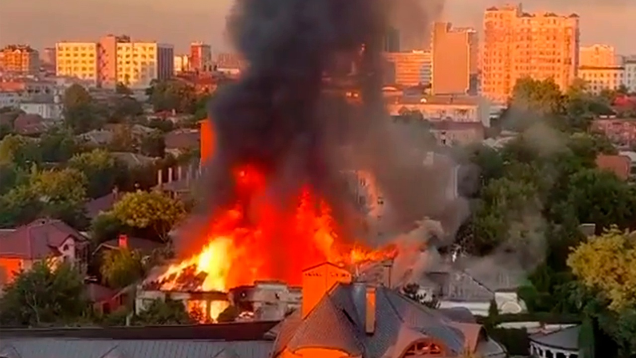 Пожар в краснодарском крае сегодня последние. Пожар в Краснодаре. Пожар в Краснодаре вчера. Краснодар пожар в центре. Пожар Индустриальная Краснодар.