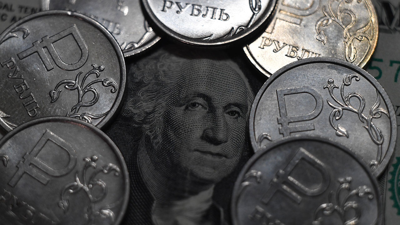Курс доллара упал ниже 55 рублей впервые с 4 июля