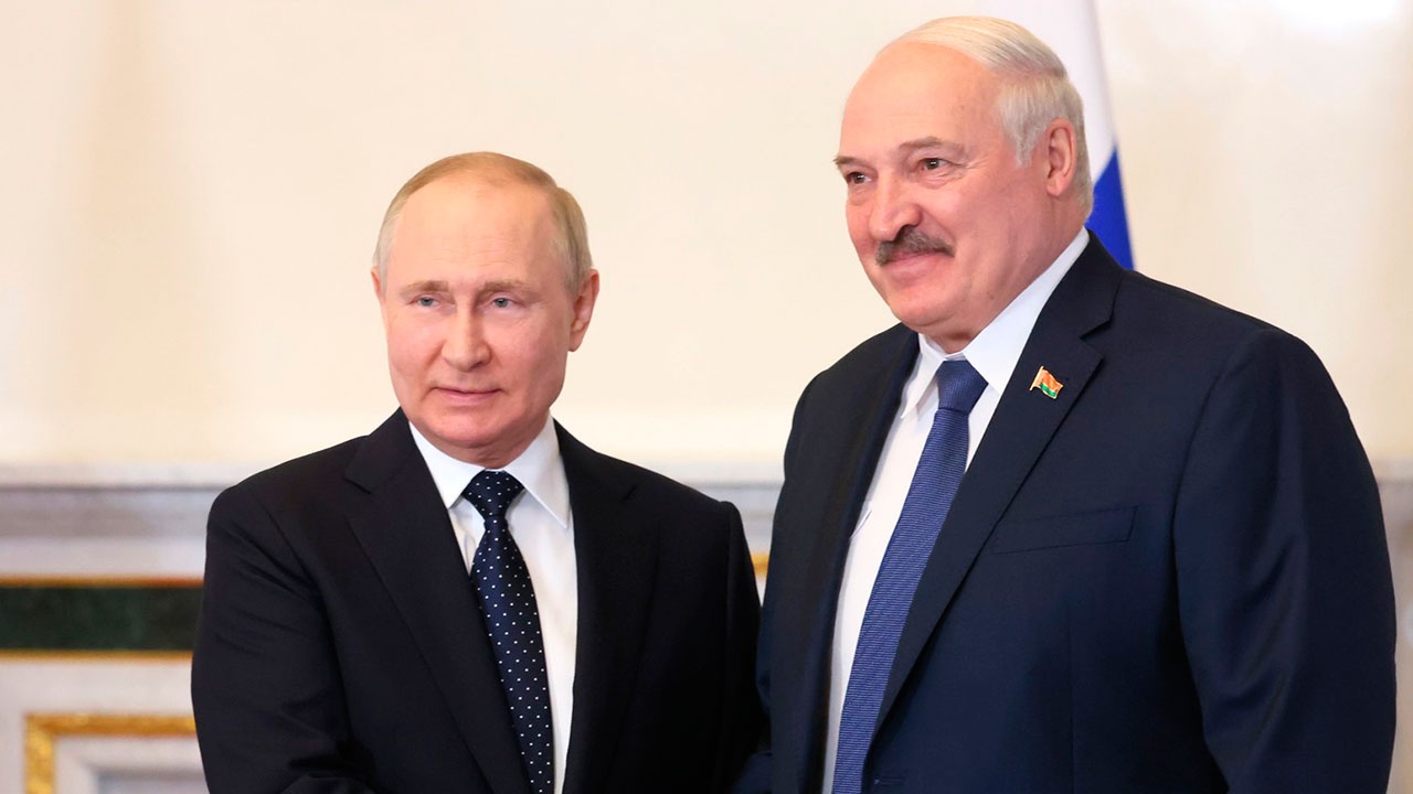Путин обсудил с Лукашенко двустороннее сотрудничество РФ и Белоруссии