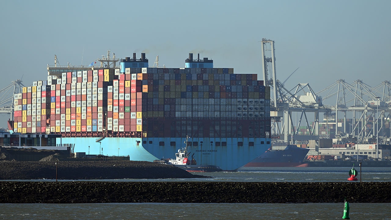 Порт Роттердама прекратил контейнерные перевозки в Россию и из нее