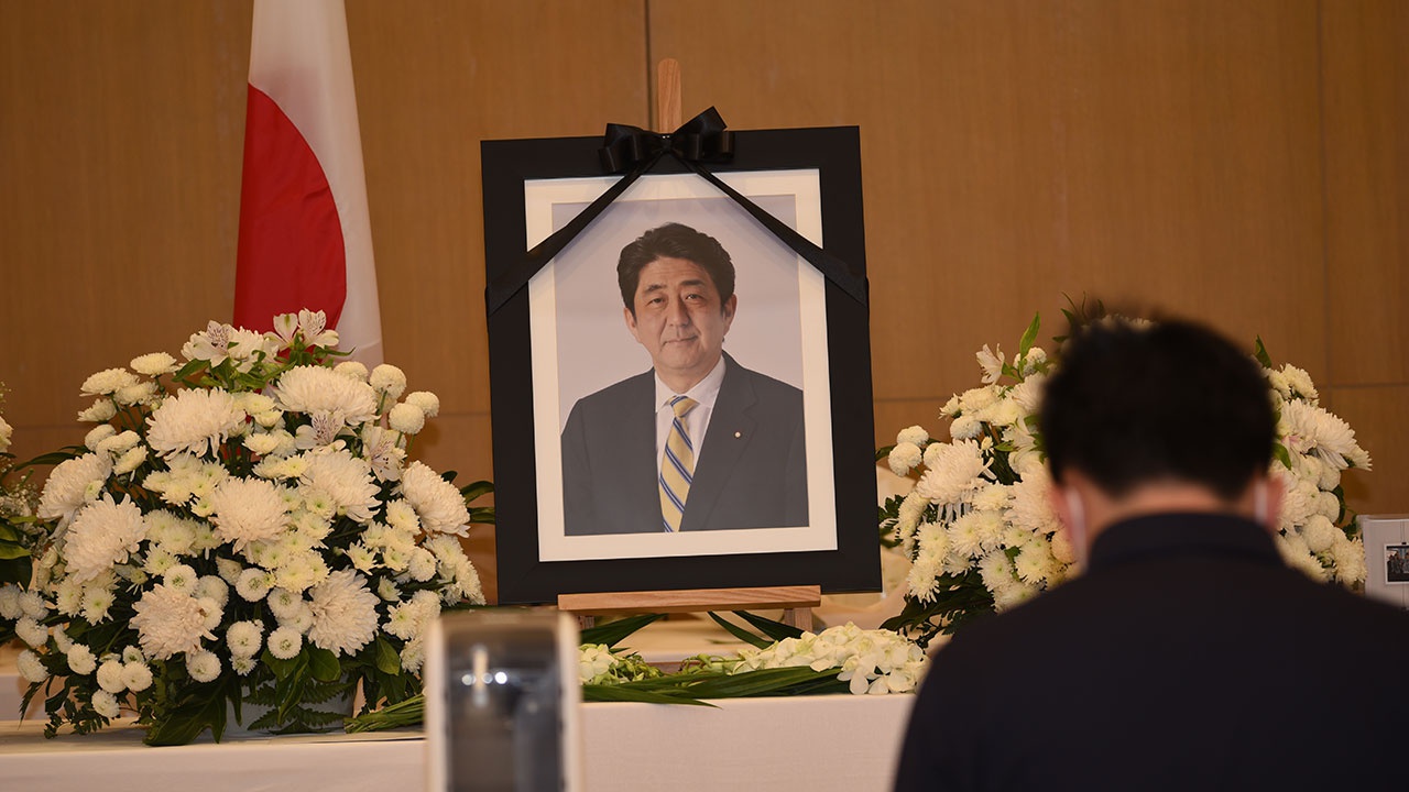 Убийца Синдзо Абэ заключен под стражу
