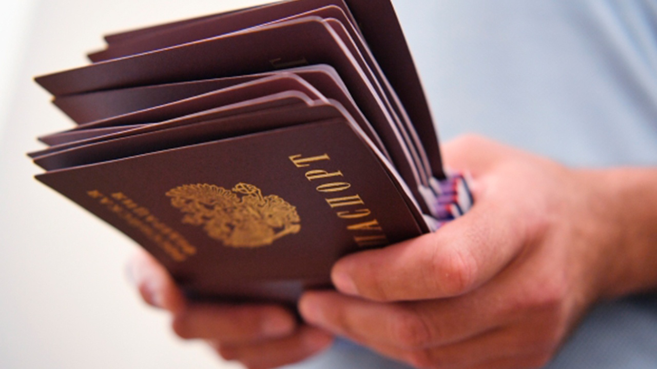 На Украине предлагают сажать в тюрьму за получение российского паспорта