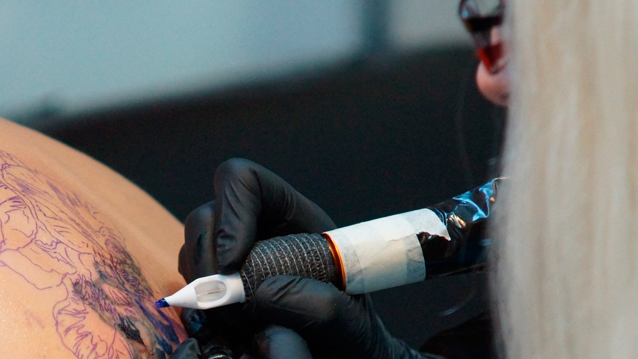 В Испании выявили вспышку оспы, которая связана с тату-салоном