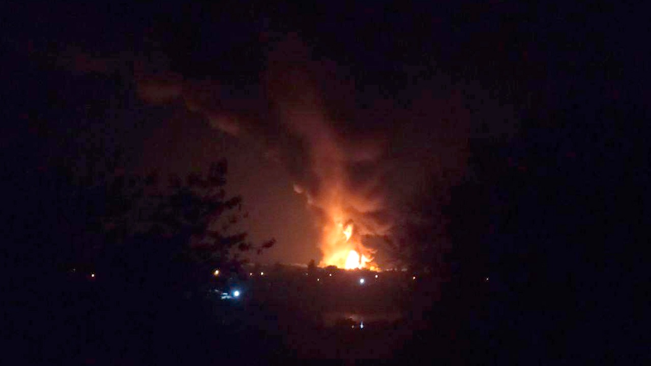 В Донецке загорелась нефтебаза после обстрела ВСУ