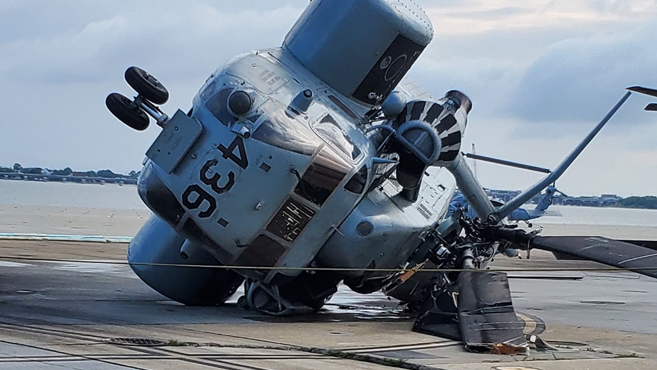 Штормовой ветер опрокинул военные вертолеты на базе Норфолк в США