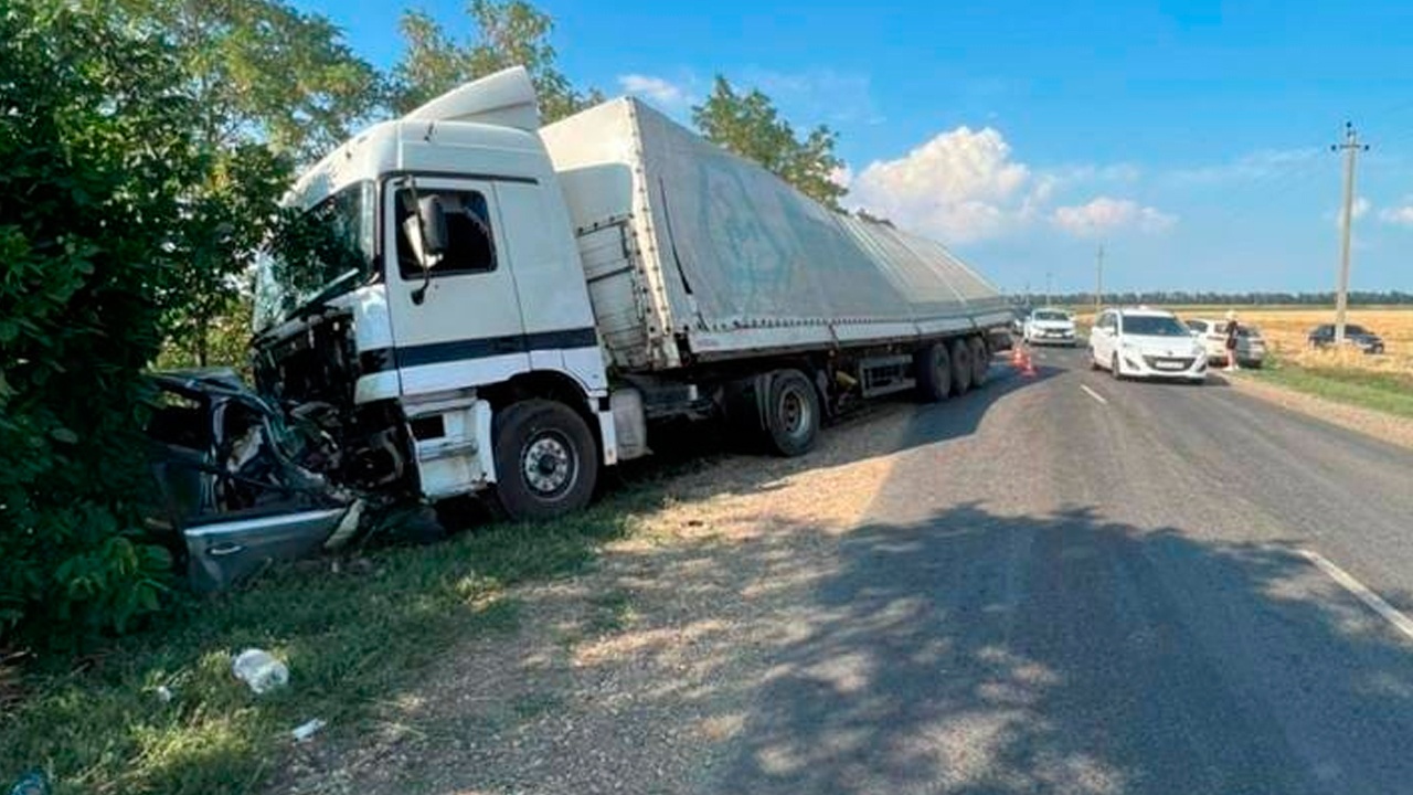 Семья с детьми погибла в аварии с грузовиком под Краснодаром