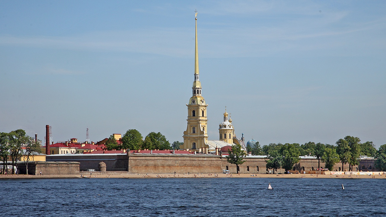 Путин посетил Петропавловский собор после утверждения новой Морской доктрины России