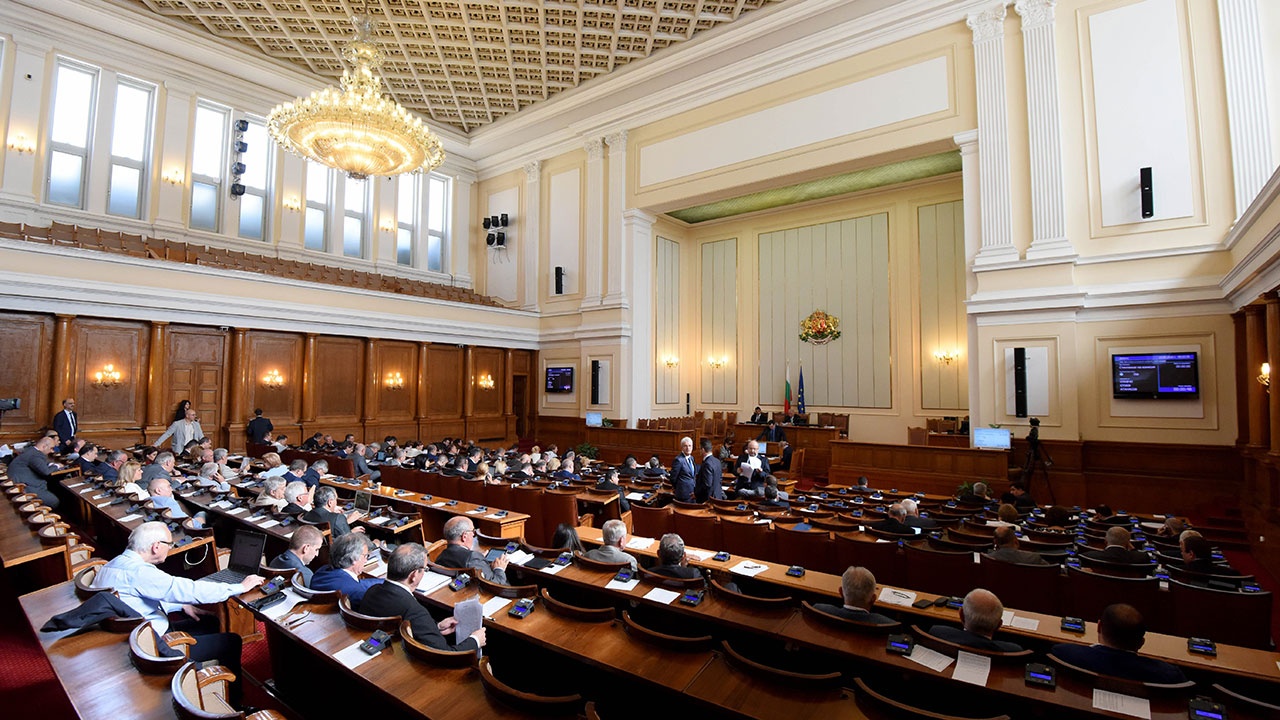 Президент Болгарии распустил парламент и назначил вместо него служебное правительство