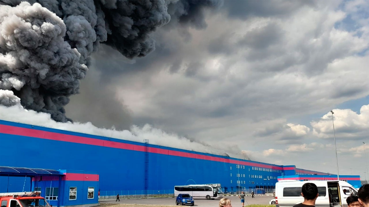 Поджог рассматривается как основная версия причины пожара на складе OZON в Подмосковье