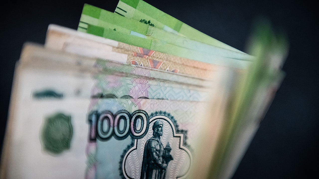 Bloomberg: окрепший рубль стал «головной болью» для банков Запада