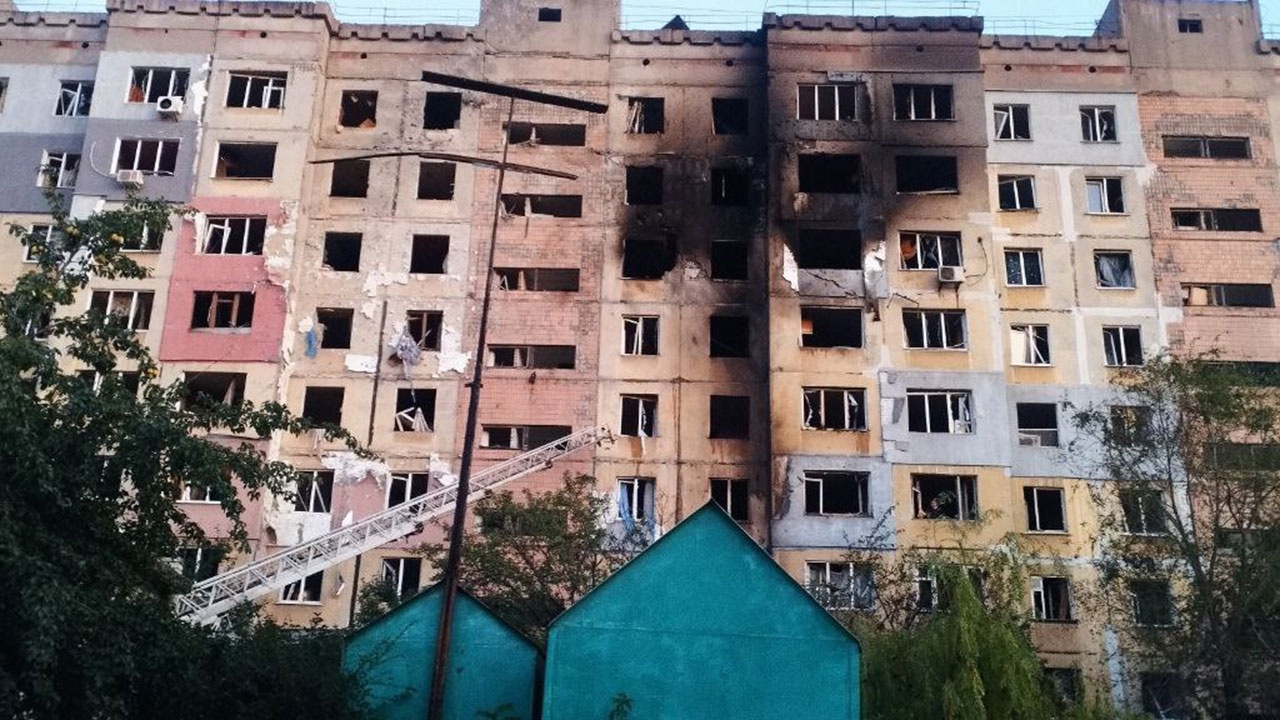 Более десяти многоквартирных домов Алчевска пострадали после обстрела ВСУ