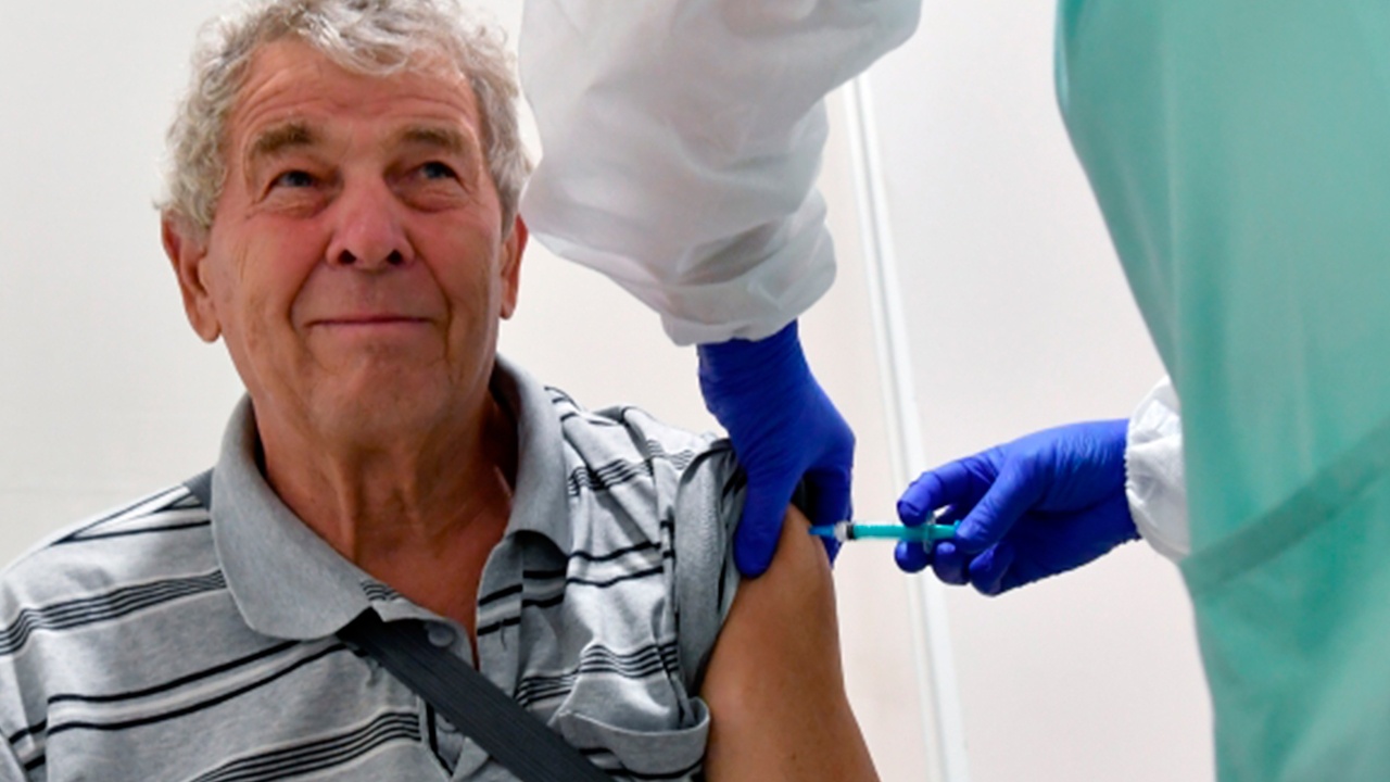 Россиян призвали вакцинироваться из-за роста заболеваемости COVID-19