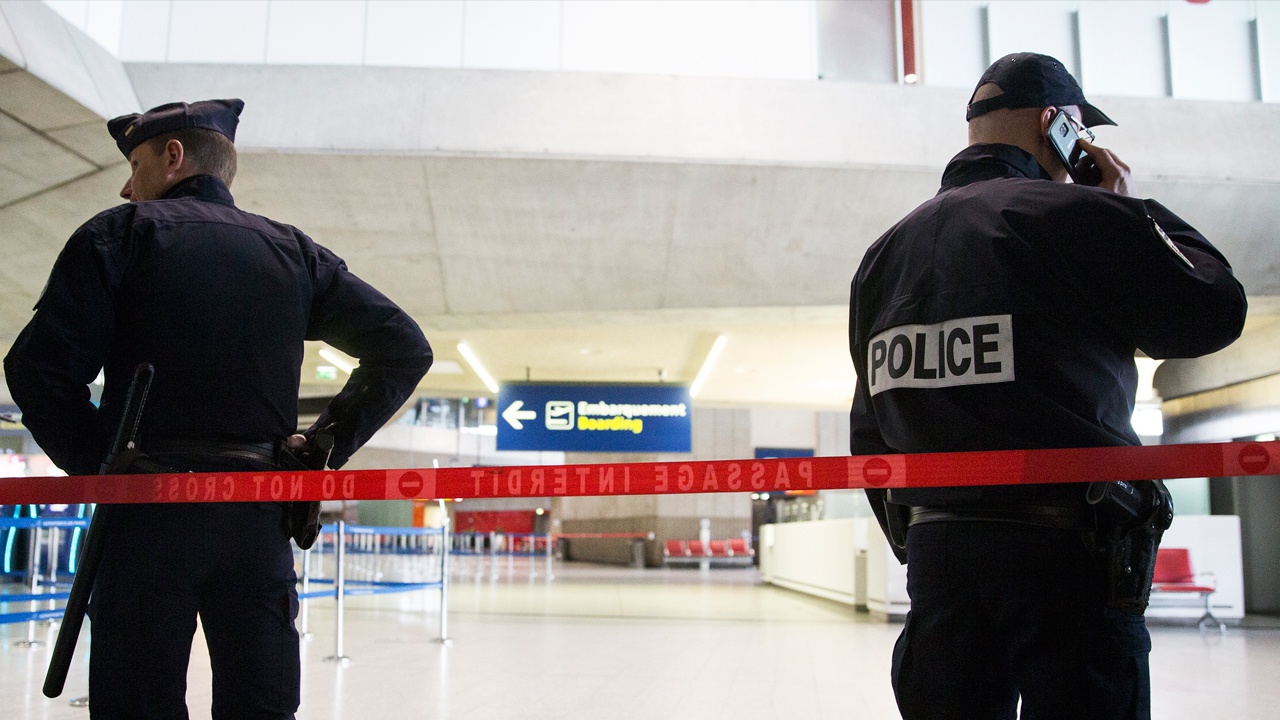 Полиция Парижа в аэропорту открыла огонь по угрожавшему им ножом мужчине