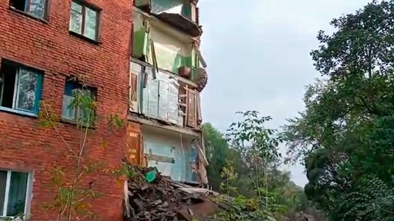 В МЧС сообщили об угрозе дальнейшего обрушения пятиэтажного дома в Омске