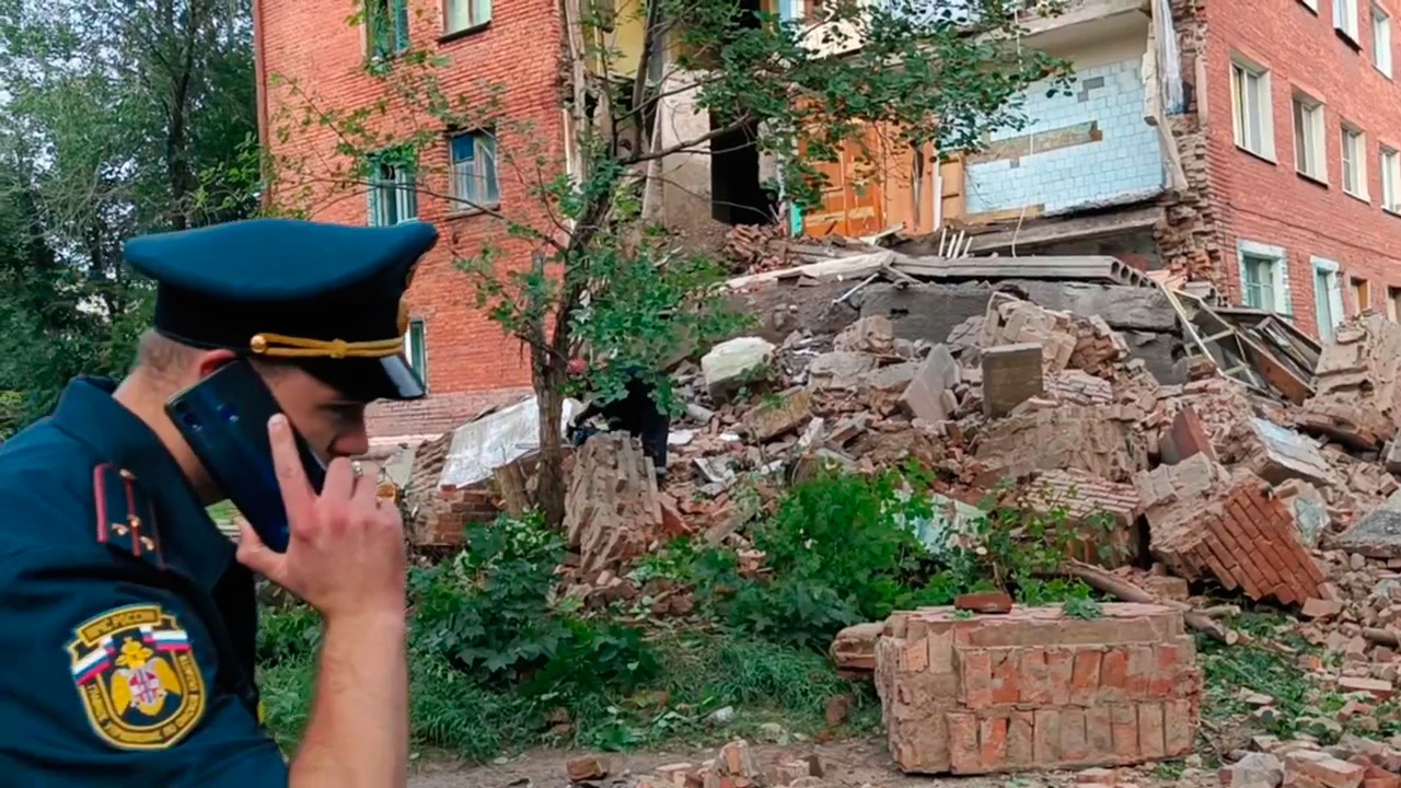 Сорок человек эвакуированы на месте обрушения жилого дома в Омске