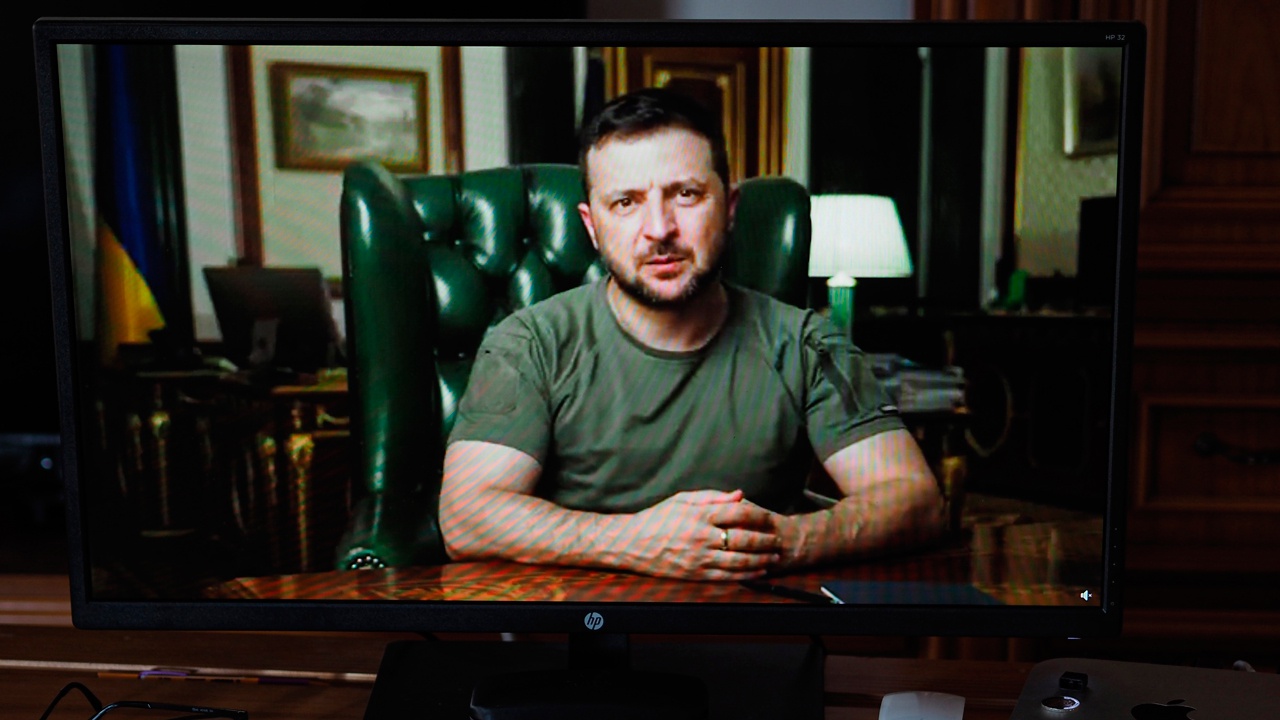 Зеленский предложил продлить действие военного положения на Украине