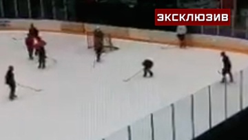 Появилось видео, как шайба смертельно ударила в грудь 14-летнего хоккеиста СКА 