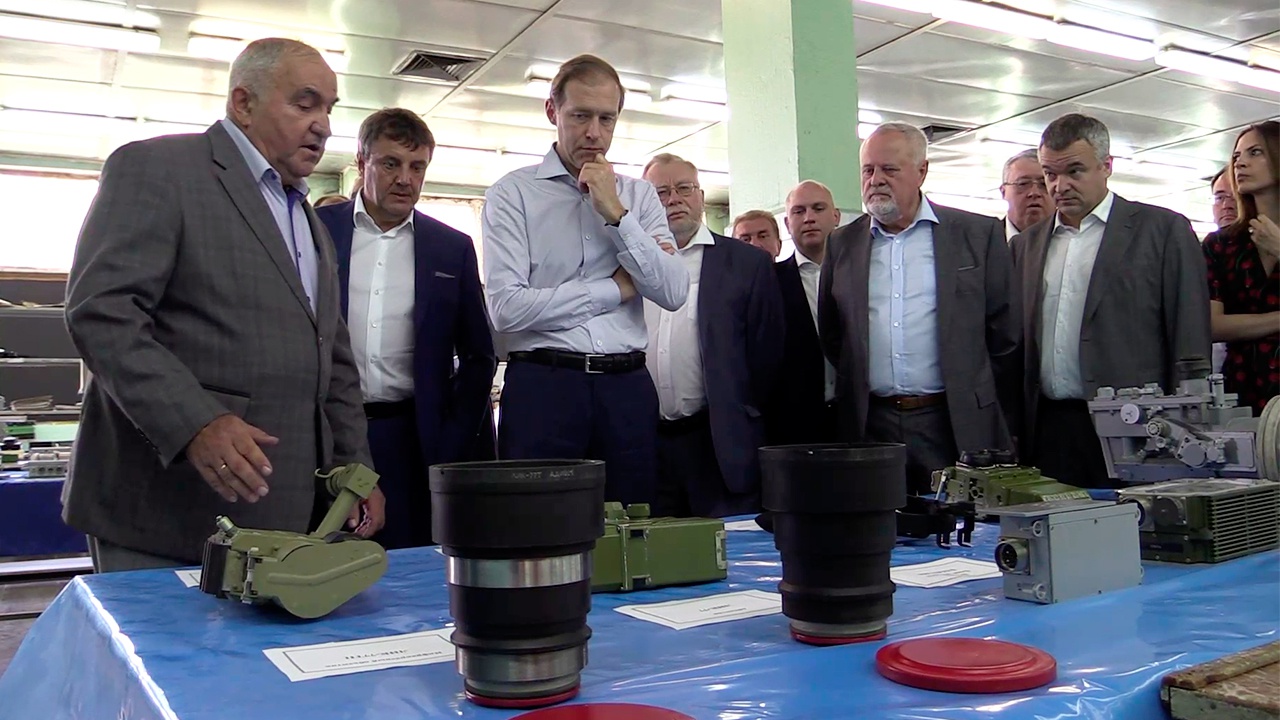  Мантуров посетил оптико-механический завод в Ростове Великом
