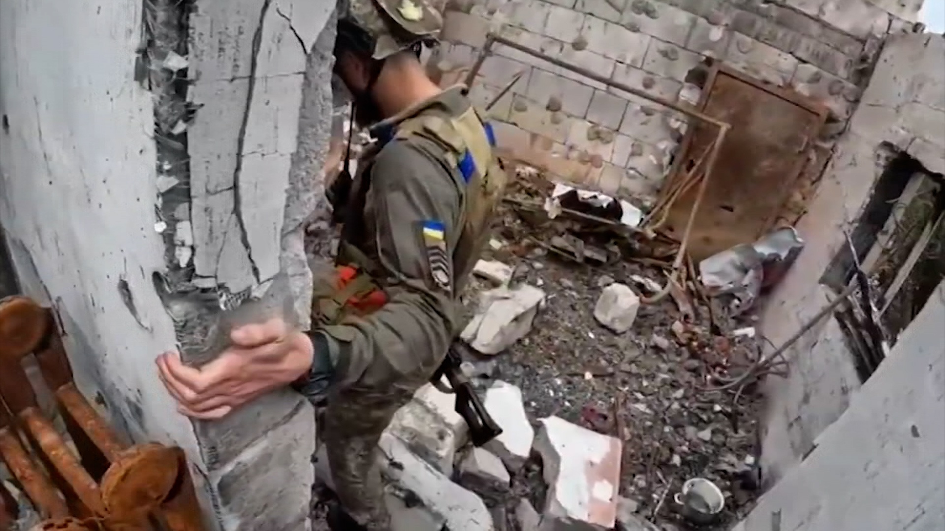 В плен или бежать: как украинские войска сдают позиции в Донбассе
