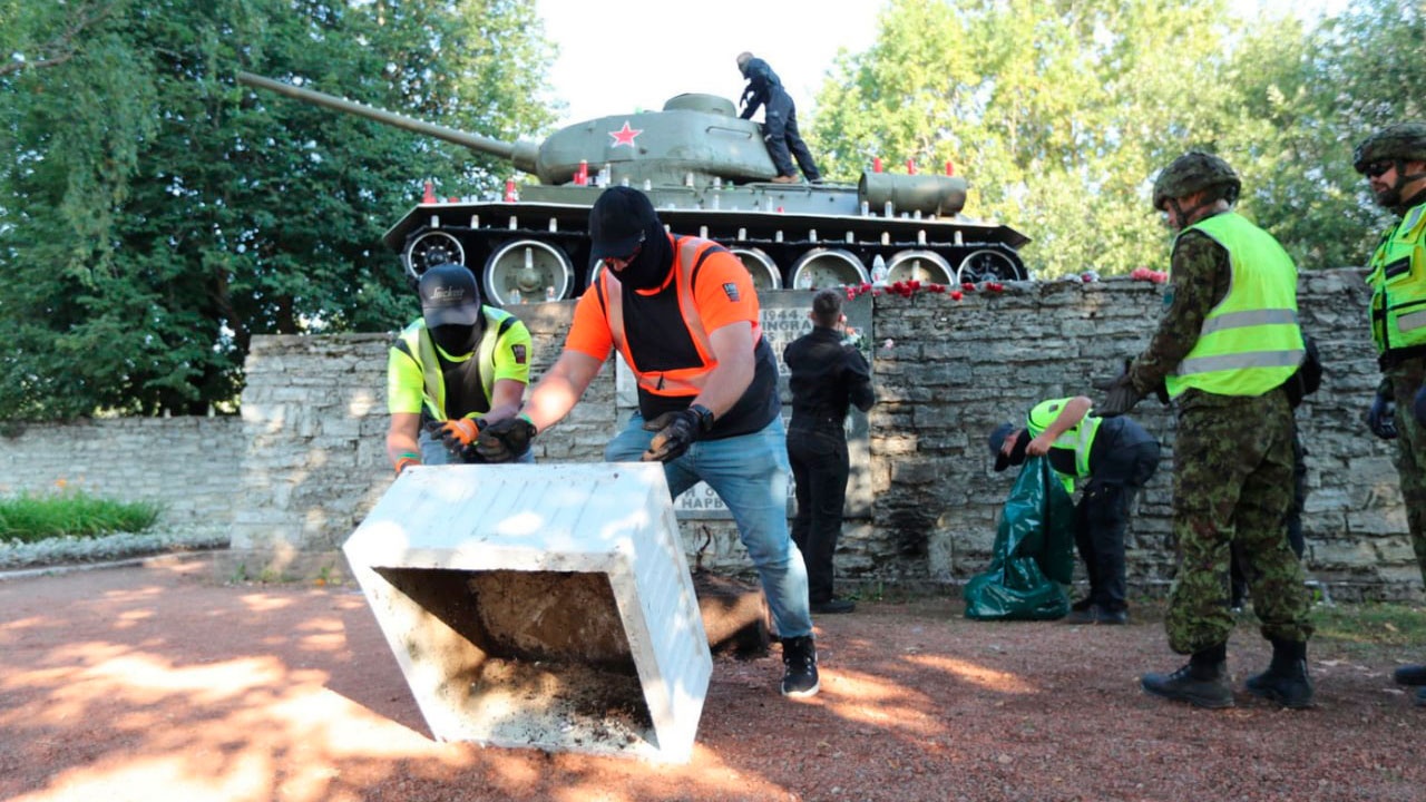 Посольство РФ в Эстонии назвало демонтаж памятников героям ВОВ позорной войной с правдой