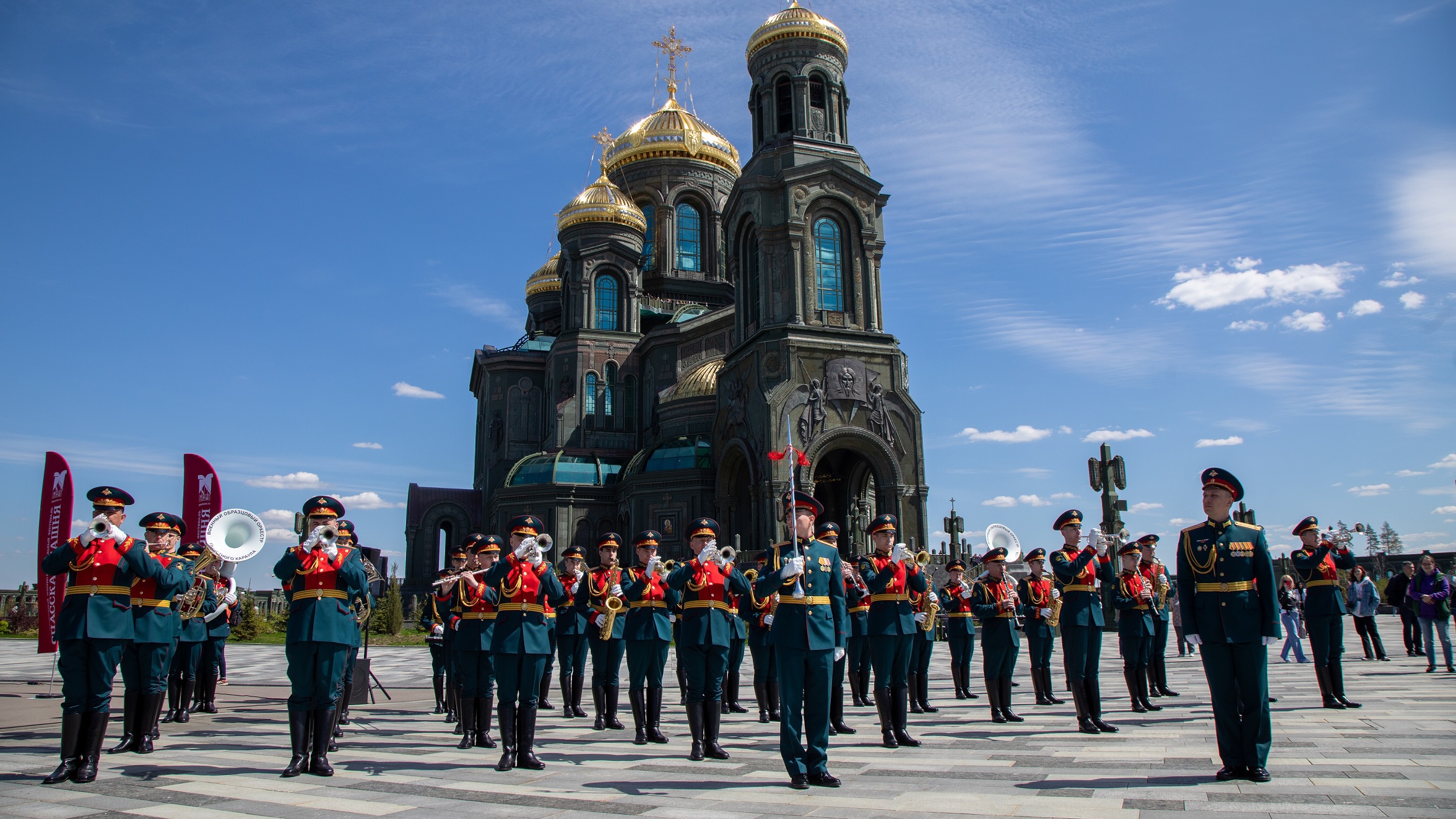 У стен Главного храма Вооруженных сил России состоялось закрытие сезона концертов программы «Военные оркестры в парках»