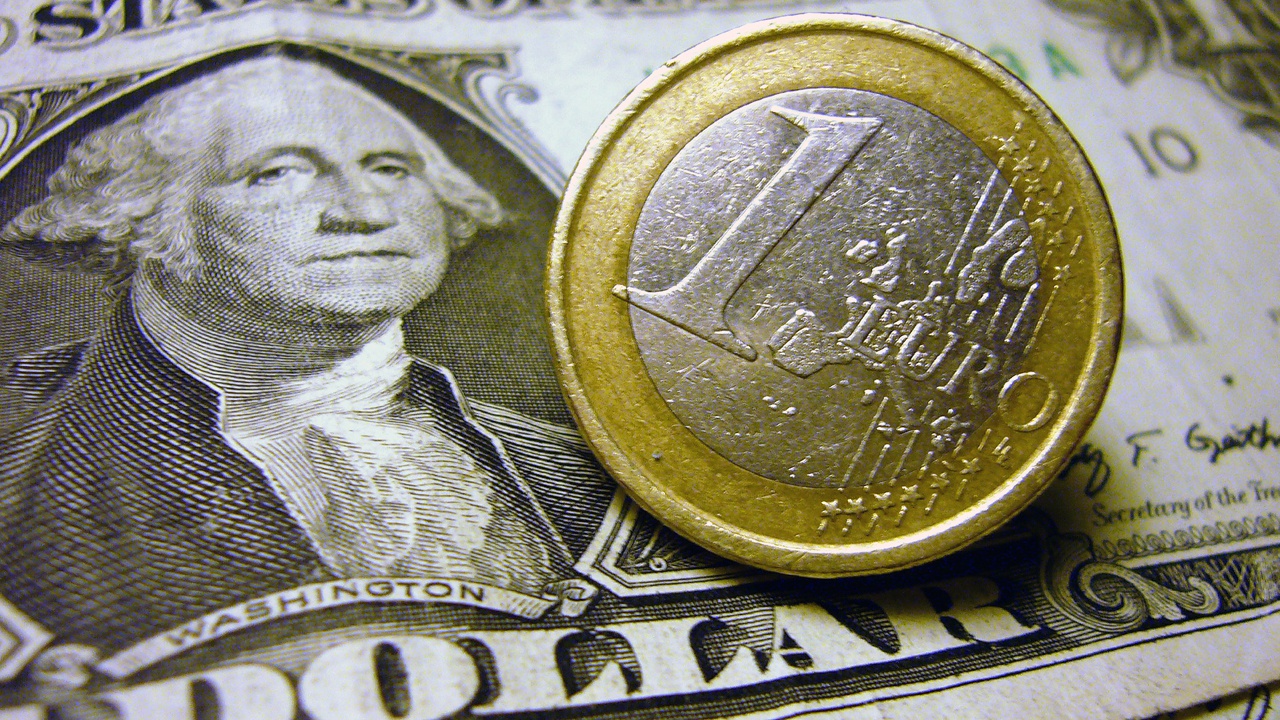 Курс евро к доллару впервые с 2002 года опустился ниже $0,99