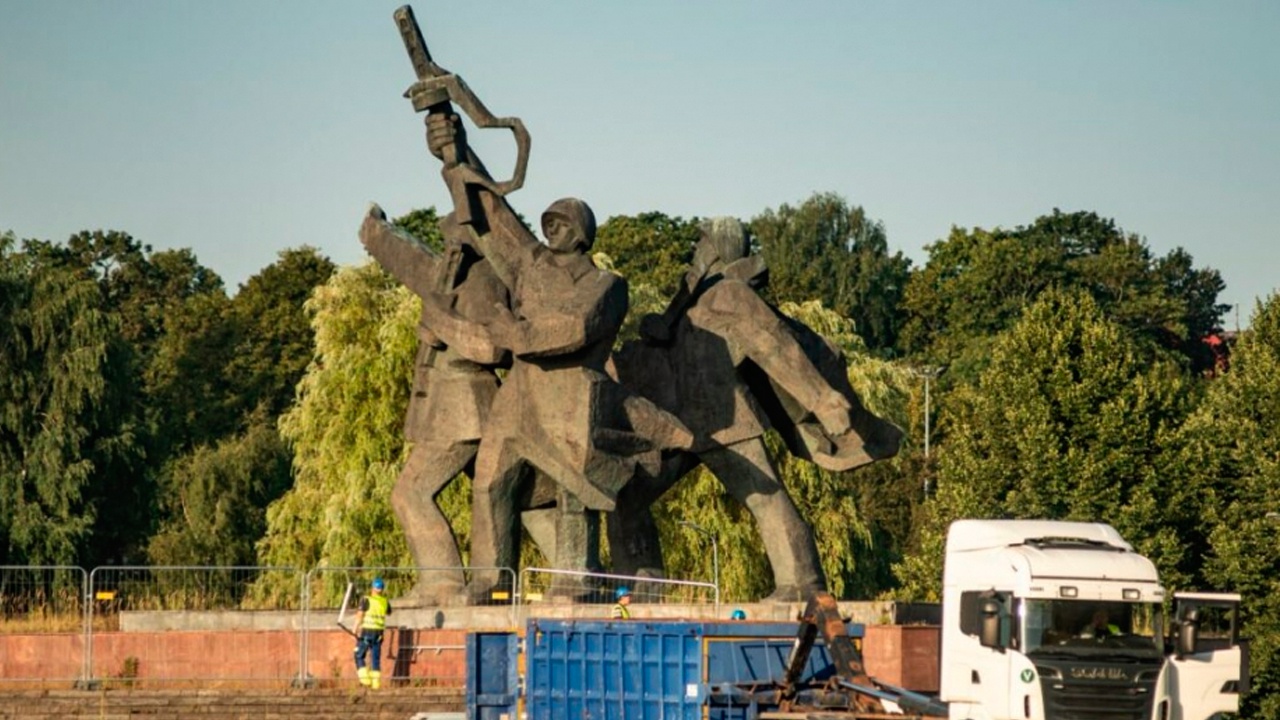 СК РФ возбудил дело из-за сноса памятника воинам-освободителям в Риге