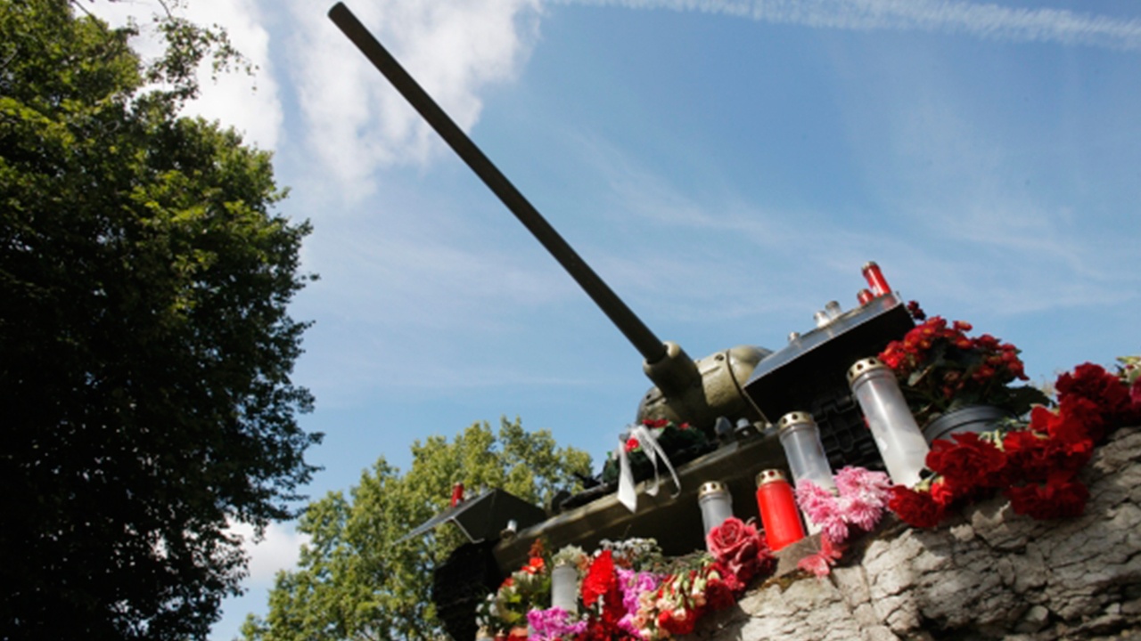 Власти Эстонии объявили танк Т-34 с монумента в Нарве собственностью государства