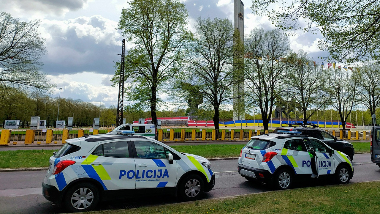 Полиция Латвии задержала 14 протестующих у памятника Освободителям Риги