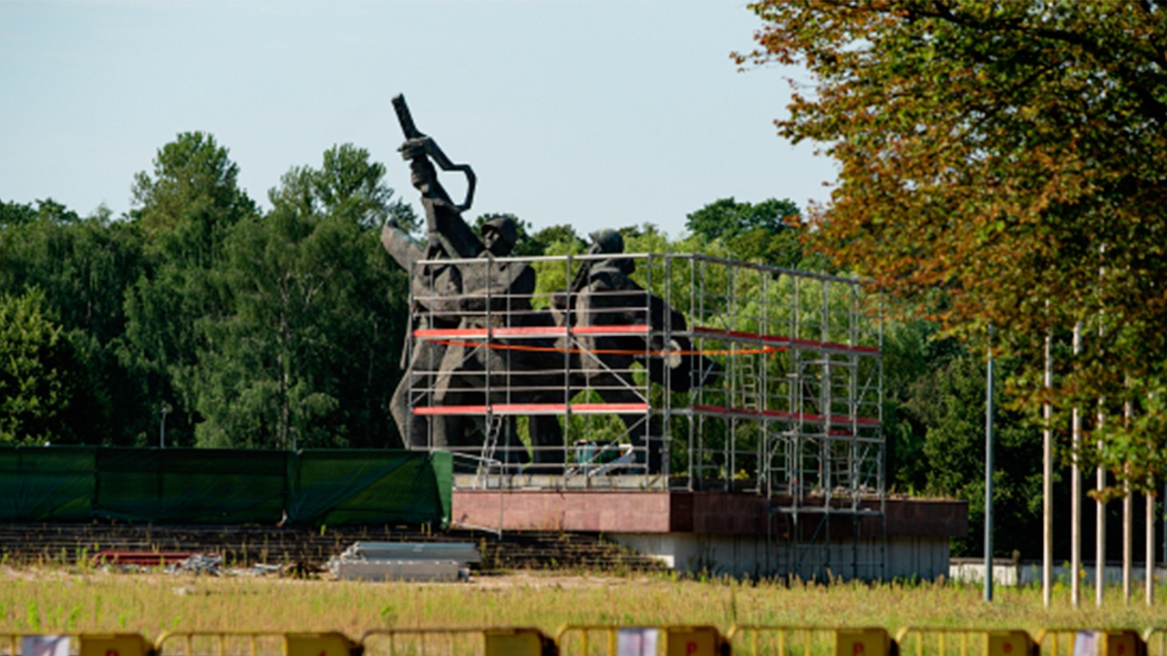 Памятник снесли, но память не уничтожить: МО РФ опубликовало документы об освобождении Латвии и Риги