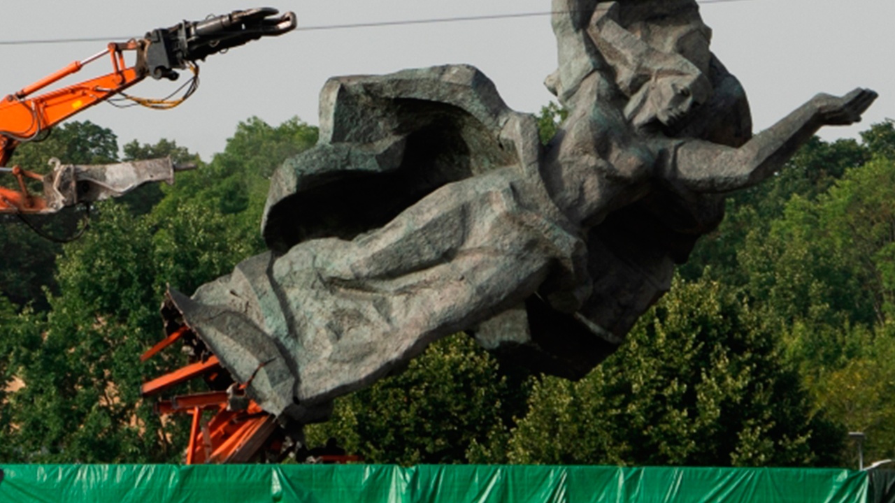 В Риге завершили демонтаж памятника Освободителям