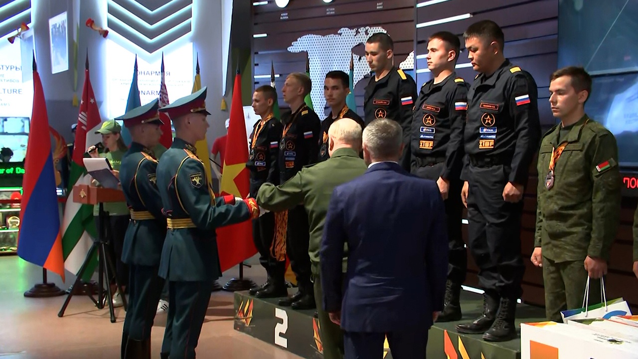Российские бойцы получили награды за победу в индивидуальной гонке «Танкового биатлона»