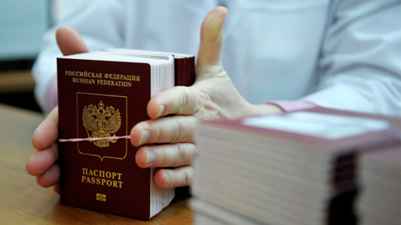 Россия приостановила выдачу загранпаспортов сроком действия 10 лет