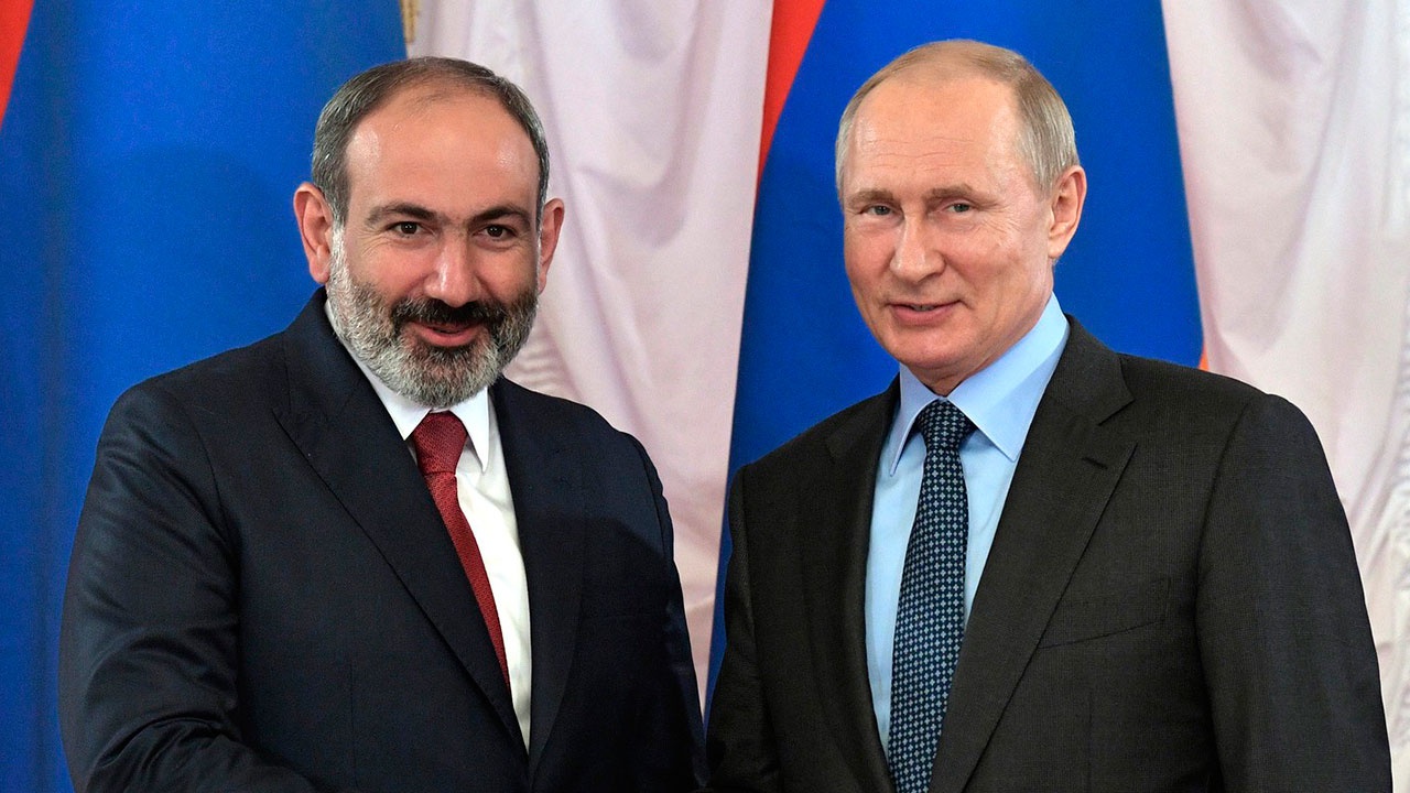 Путин и Пашинян обсудили по телефону реализацию трехсторонних договоренностей по Карабаху