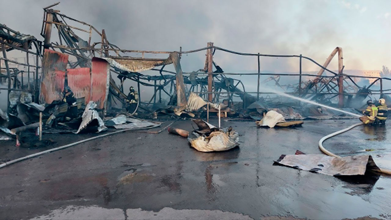 Крупный пожар на рынке в Волжском удалось потушить