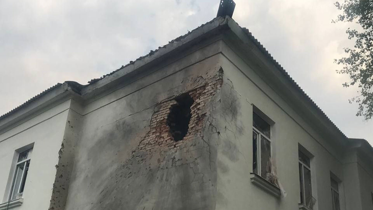 Снаряд ВСУ пробил стену школы в Донецке