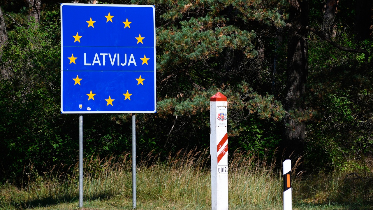 МИД Латвии: обладатели «шенгена» из РФ и Белоруссии не смогут пересекать сухопутную границу ряда приграничных стран