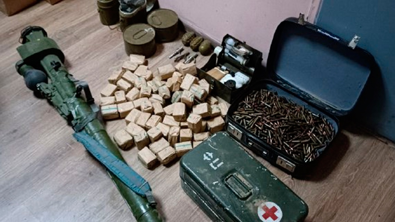 Гранаты, патроны и ПЗРК: кадры из Новой Каховки, где в погребе дома нашли склад оружия ДРГ 