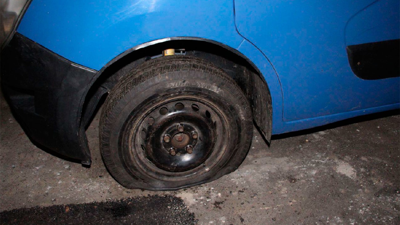 Житель Праги проколол шины на 24 украинских автомобилях