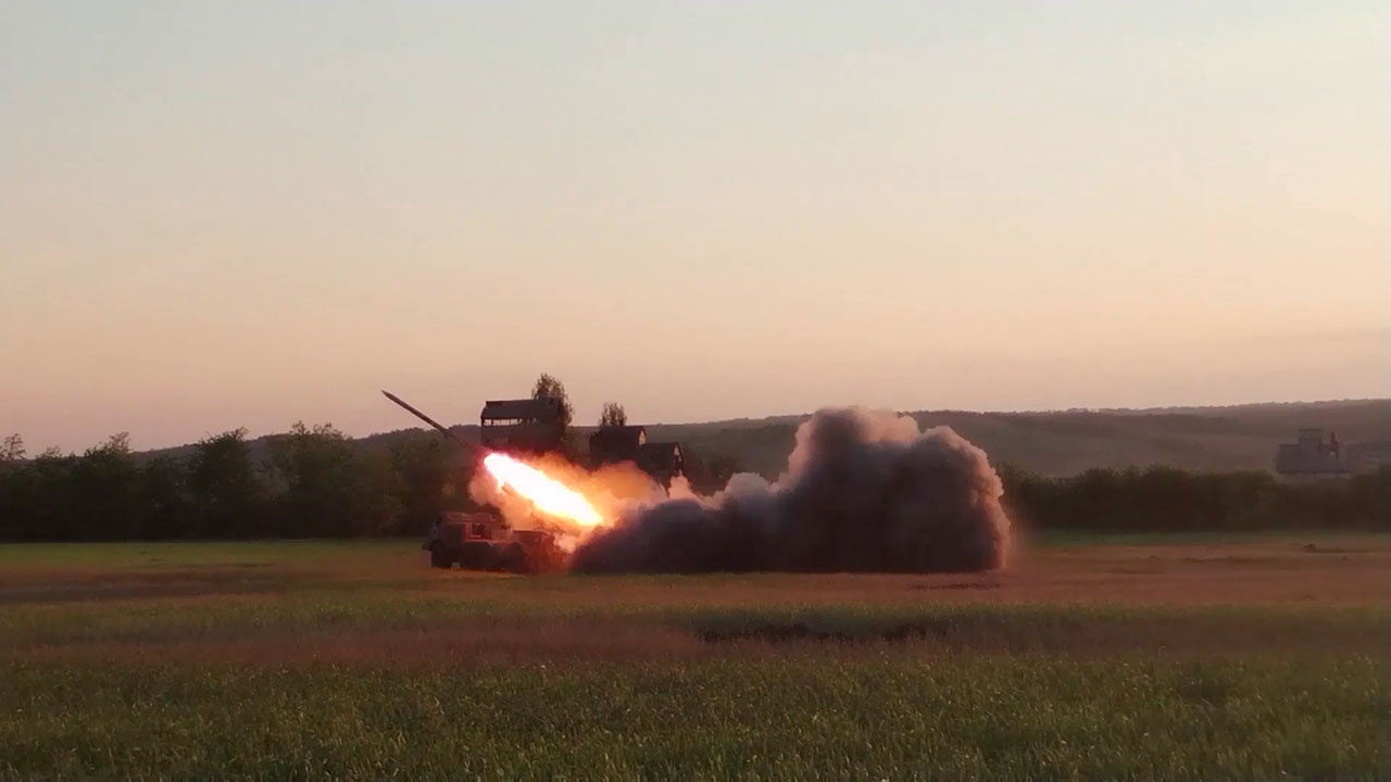 Бьют по позициям наступающих боевиков: кадры боевой работы РСЗО «Ураган» в зоне спецоперации - Vimarsana News