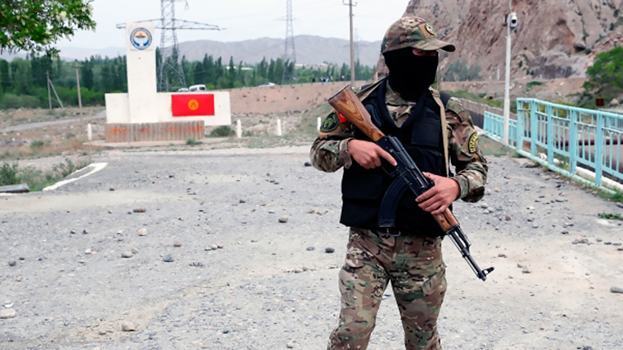 В Киргизии сообщили об интенсивных боевых действиях на границе с Таджикистаном
