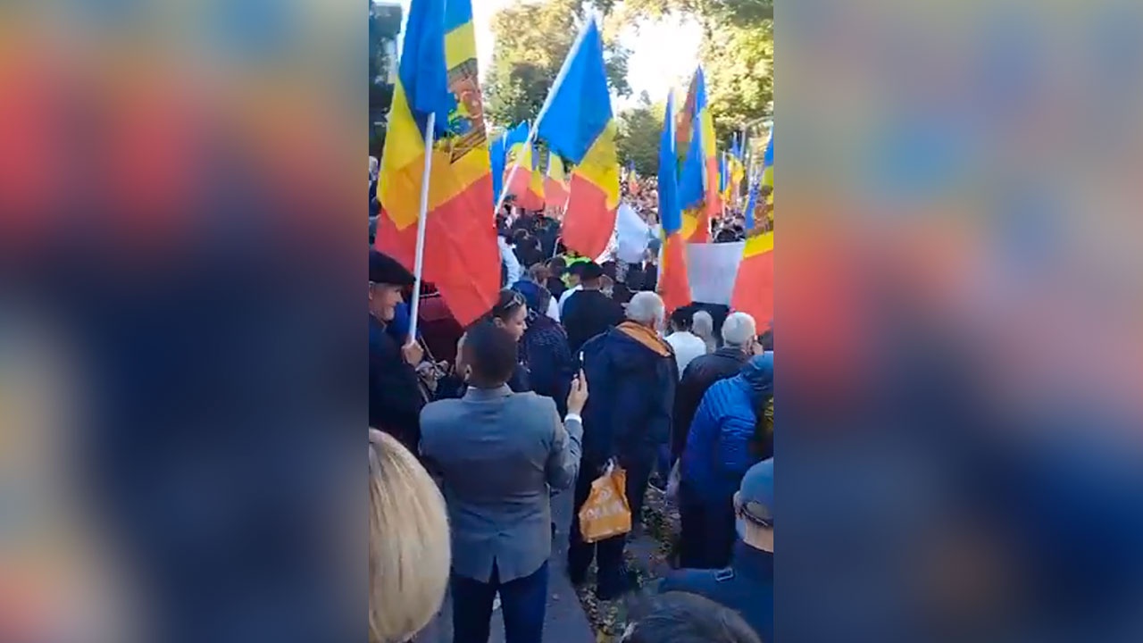 Участники многотысячной манифестации в Кишиневе потребовали отставки президента