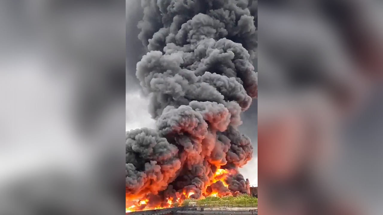 Огненный исполин: кадры сильного пожара на НПЗ в Венесуэле