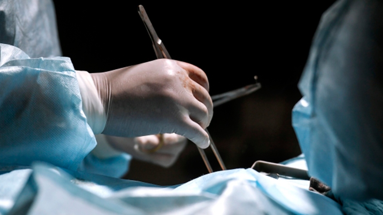 Военные кардиохирурги провели первую трансплантацию искусственного левого желудочка сердца