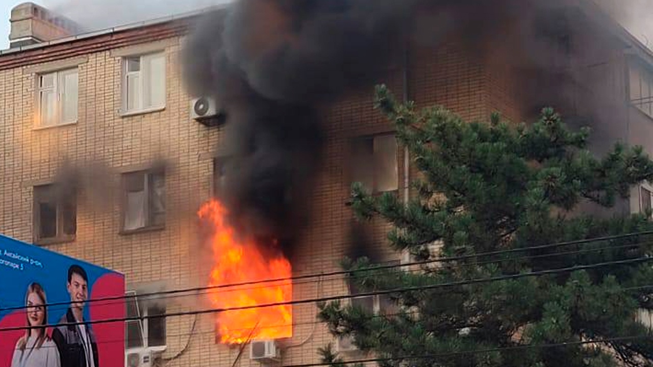 Аз новости срочно. Взрыв газа в Азове. Пожар в квартире. Пожар в Азове. Сильный пожар.