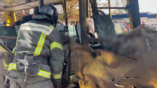 В сгоревшем от обстрела ВСУ автобусе в центре Донецка погиб 14-летний подросток