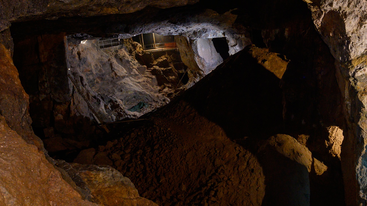 Обвал породы произошел на шахте в Мурманской области