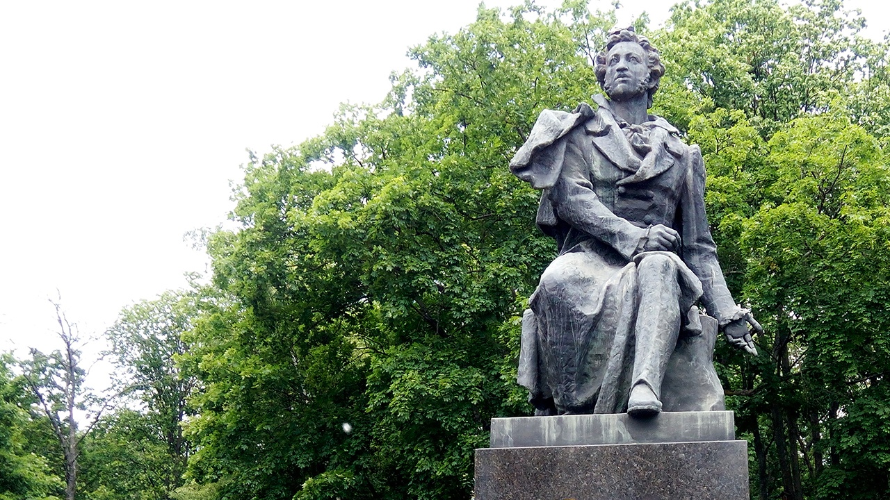 В Киеве вандалы осквернили памятник Александру Пушкину