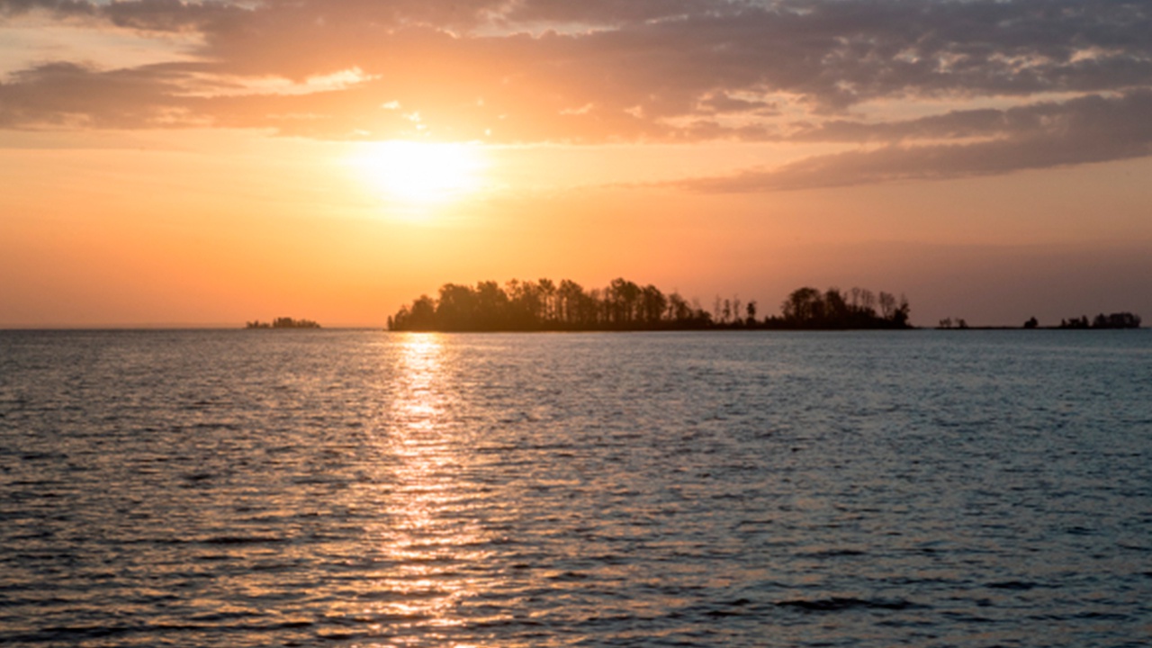 Трое туристов, включая ребенка, пропали после водной прогулки на Онежском озере